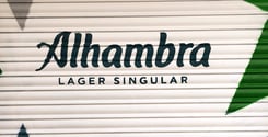 Graffiti en persiana. Para la campaña publicitaria de Cervezas Alhambra (Grupo Mahou).