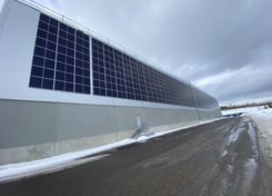 Aurinkopaneelit seinällä