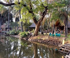 Abca's Creek Lodge, gelegen aan een rustige kreek en omringd door mangroven, biedt een serene ontsna