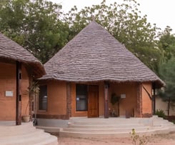 Foto van het Tendaba-kamp gelegen in het pittoreske Kwinella Village, omgeven door rijke natuur en t