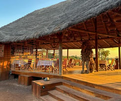 Niokolodge Senegal, een rustieke lodge genesteld in een weelderige natuurlijke omgeving, met traditi