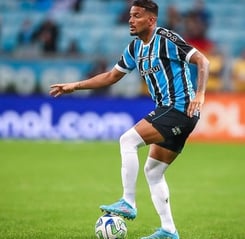 Reinaldo em campo com a camisa do Grêmio.