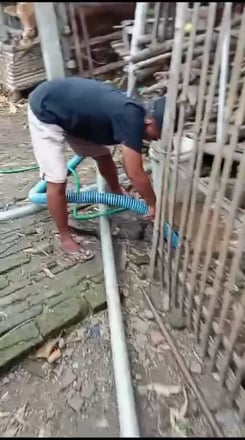 pekerja mengerjakan Sedot WC