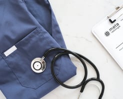 Arztkleidung und Anamnesebogen – meta radiologie