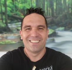 Co founder Kahn from SweetAz Co. - Pimp Your Party with a big smile taking a selfie