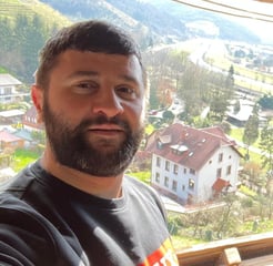 Selman Uzunlar - Inhaber von Hisar Montage und Fachmann für VELUX Dachfenster.