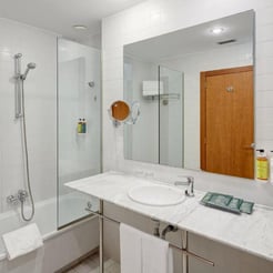 Clean and modern hotel bathroom included in padel holiday stay