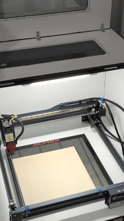 Graveur laser dans son caisson