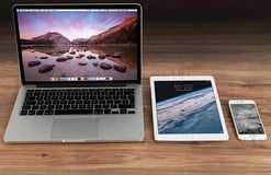 Adaptabilité d'un site, représente un ordinateur portable, une tablette et un smartphone