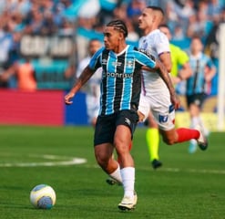 Du Queiroz em campo com a camisa do Grêmio.