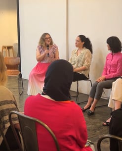 Julie Gachet Mitrovic presenting at entrepreneur event – speaker and coach