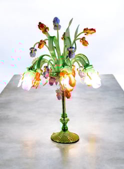 un lampadaire en verre de Murano a décors de fleurs en couleurs