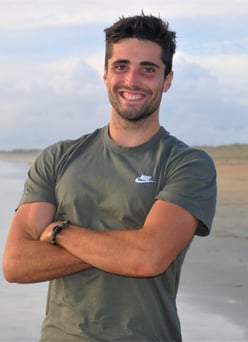 Coach sportif souriant