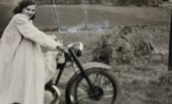 Edith auf dem Motorrad