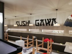 Graffiti mural en Restaurante de sushi, paisaje japonés, spray, street art, muralismo, barcelona