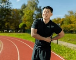 un sportif homme ayant des douleurs, blessures 