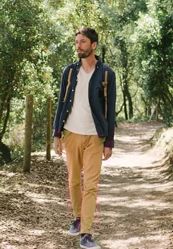un homme en marche consciente dans la forêt