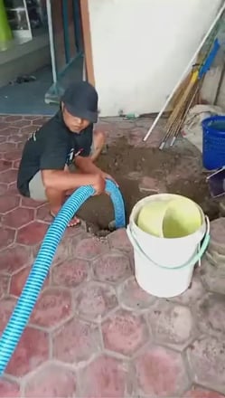 pekerja mengerjakan Sedot WC