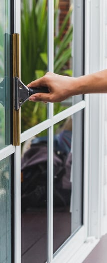 Agent de M & M Services Pro nettoyant une fenêtre à carreaux dans une maison à Rouen
