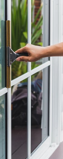 Agent de M & M Services Pro nettoyant une fenêtre à carreaux dans une maison à Rouen
