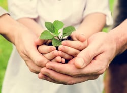 adulte soutenant l'enfant intérieur dans une thérapie pour faire germer le potentiel vital