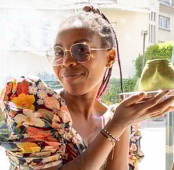 femmes posant avec sa céramique peinte