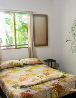 cama doble de una habitación privada con vista al jardín