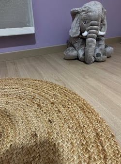 Tapis en jute et sol stratifié effet bois