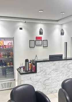 Recepção com portaria 24 horas e cafezinho, barzinho com bebidas 
