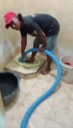 pekerja mengerjakan Sedot WC