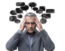 un homme ayant un dialogue et des pensées negatives