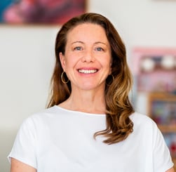 Portraitaufnahme von Pia Jakob mit freundlichem Lächeln und einladender Atmosphäre