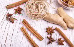 Bâtonnets de cannelle, le gingembre et le clou de girofle - Freepik