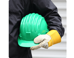 Técnico ou engenheiro de segurança do trabalho segurando capacete.