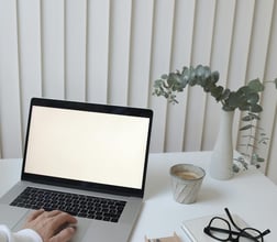 Notebook sobre a mesa em uma reunião de consultoria