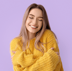 Una chica abrazándose a sí misma representando la autoestima y el amor propio