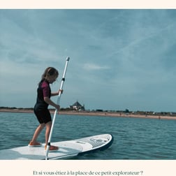 Enfants sur paddle devant la chapelle de Penvins, à proximité du camping La Grée