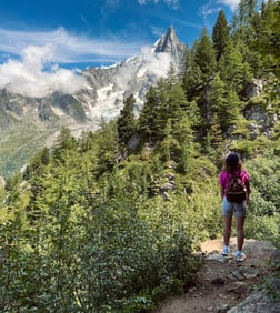 Randonneuse face au Mont-Blanc, illustrant l’esprit outdoor et la communauté Eminence Outdoor