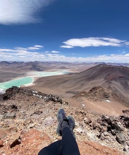 Vue sur les volcans et la Laguna verde depuis le sommet du volcan licancabur.