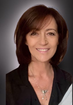 une femme avec un sourire