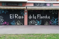 graffiti en cierre metálico de supermercado publicidad pintura decorativa