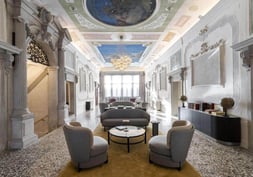 Hall con affreschi e arredi del progetto hotel Radisson Palazzo Nani di BRB Engineering srl