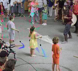 Des enfants en train de faire du jonglage avec des bolas