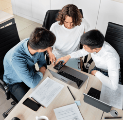collaborateurs au travail, jeunes talents avec ordinateurs et outils technologiques