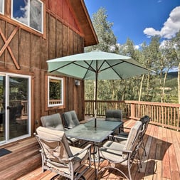 Outdoor dining setup on the lodge’s deck, ideal for al fresco meals surrounded by aspens.