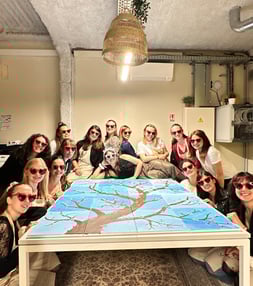 Participants fières de leurs œuvres après un atelier peinture EVJF