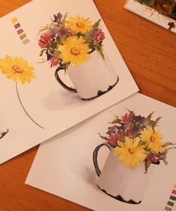 Pintura de uma caneca esmaltada com flores