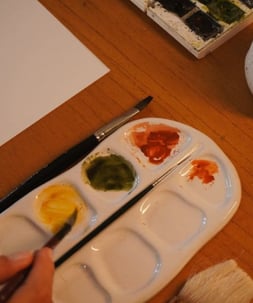 Materiais de aquarela sobre a mesa
