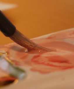 Pincel no godê de tinta