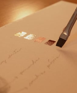 Brilho da tinta no papel e um pincel